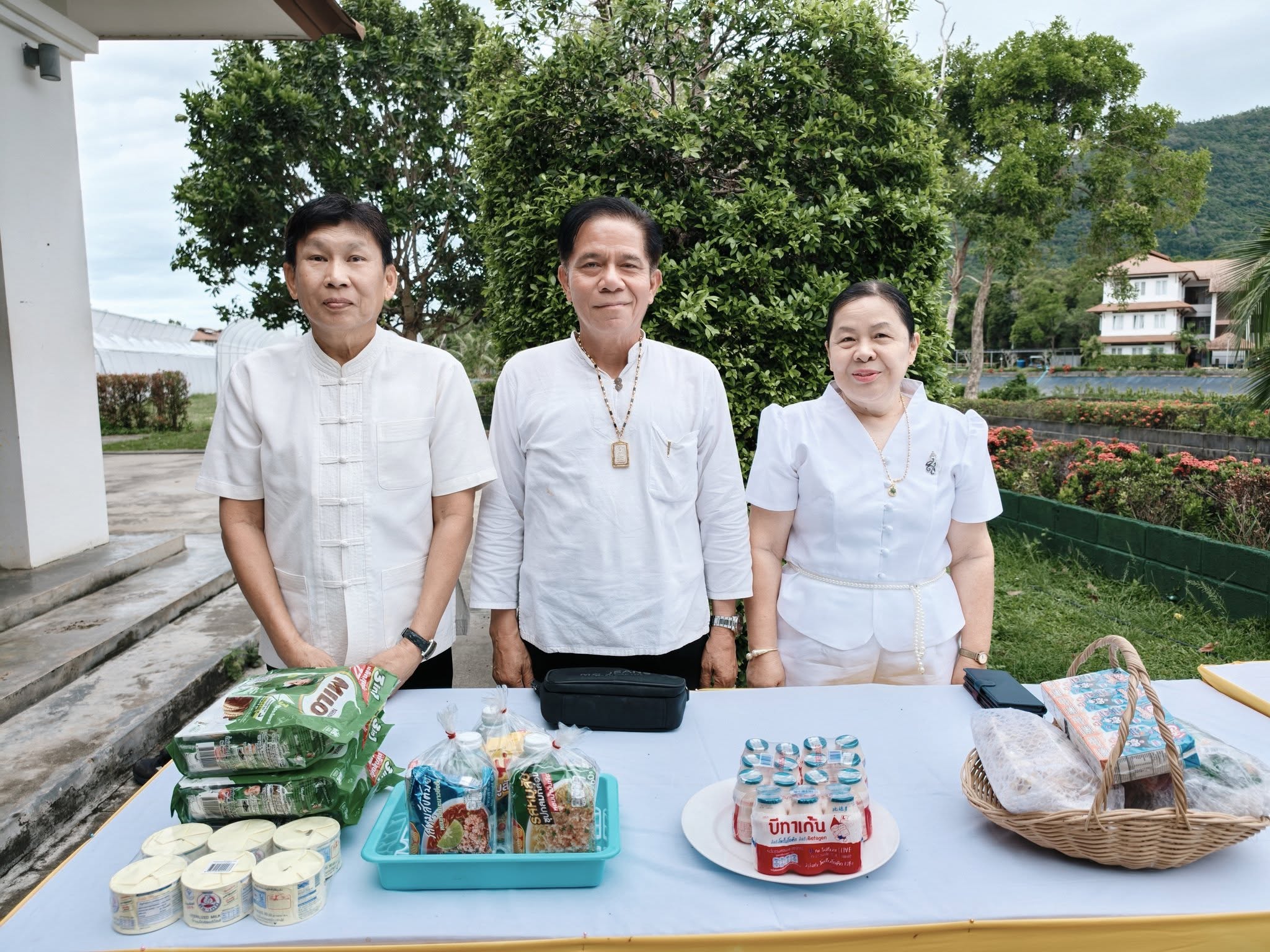 ทำบุญตักบาตรเนื่องในวันสำคัญ