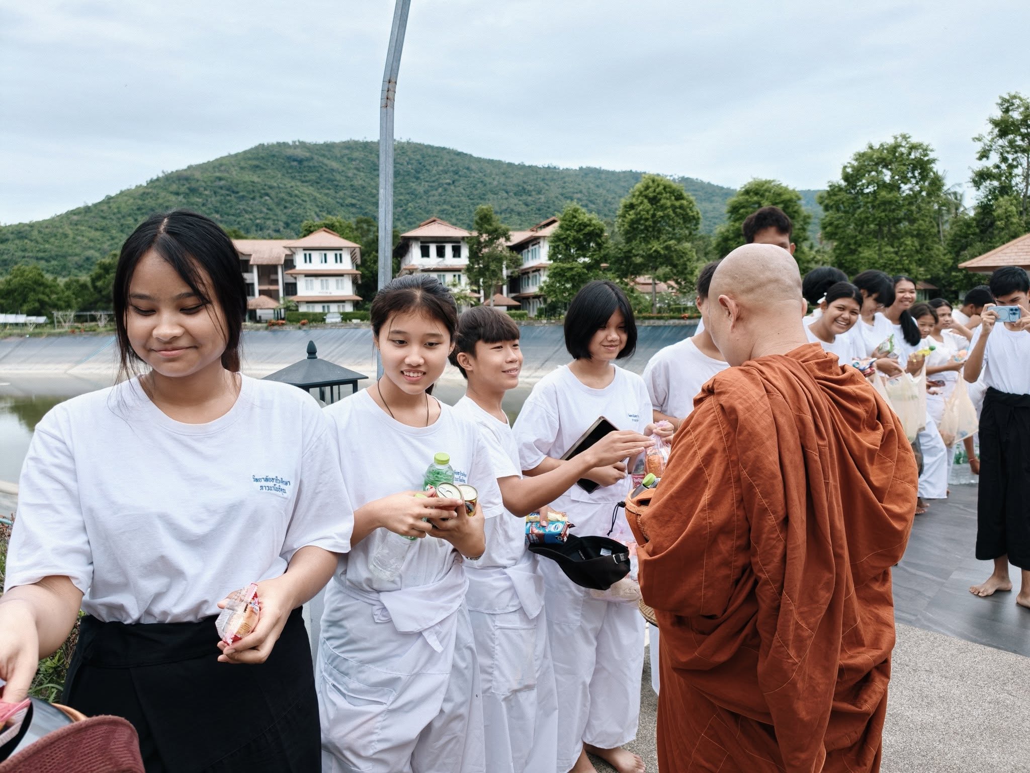 ทำบุญตักบาตรเนื่องในวันสำคัญ